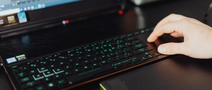 Perbedaan AI Dan Program Komputer Biasa