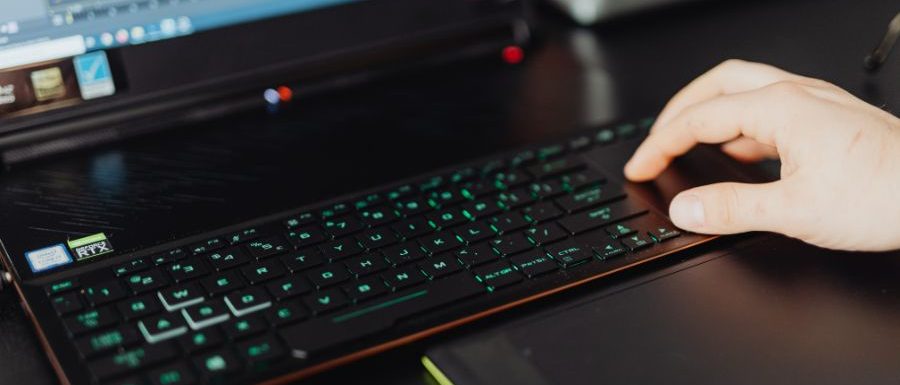 Perbedaan AI Dan Program Komputer Biasa